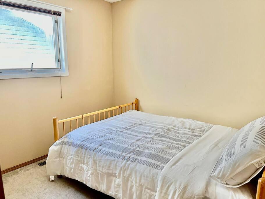 Airport 4br2ba Double Garage Pet Friendly * Calgary