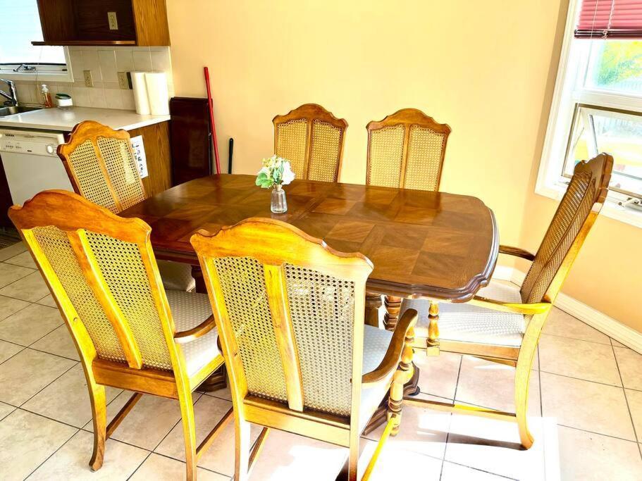 Airport 4br2ba Double Garage Pet Friendly Apartment Calgary