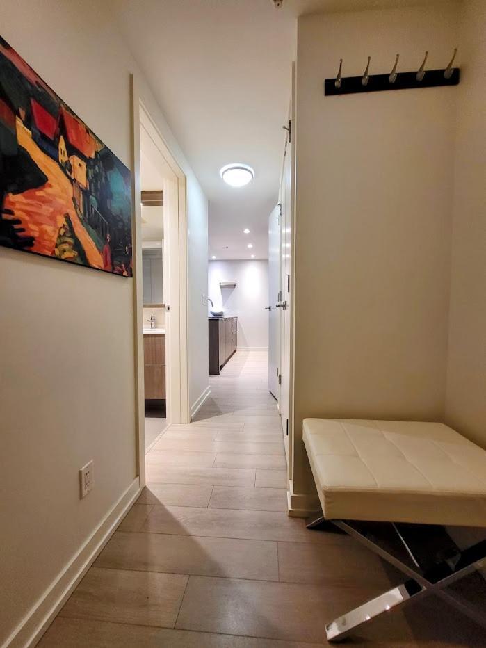Your Perfect Escape - Modern Landmark In Downtown - Free Parking- Premium Location Apartment *