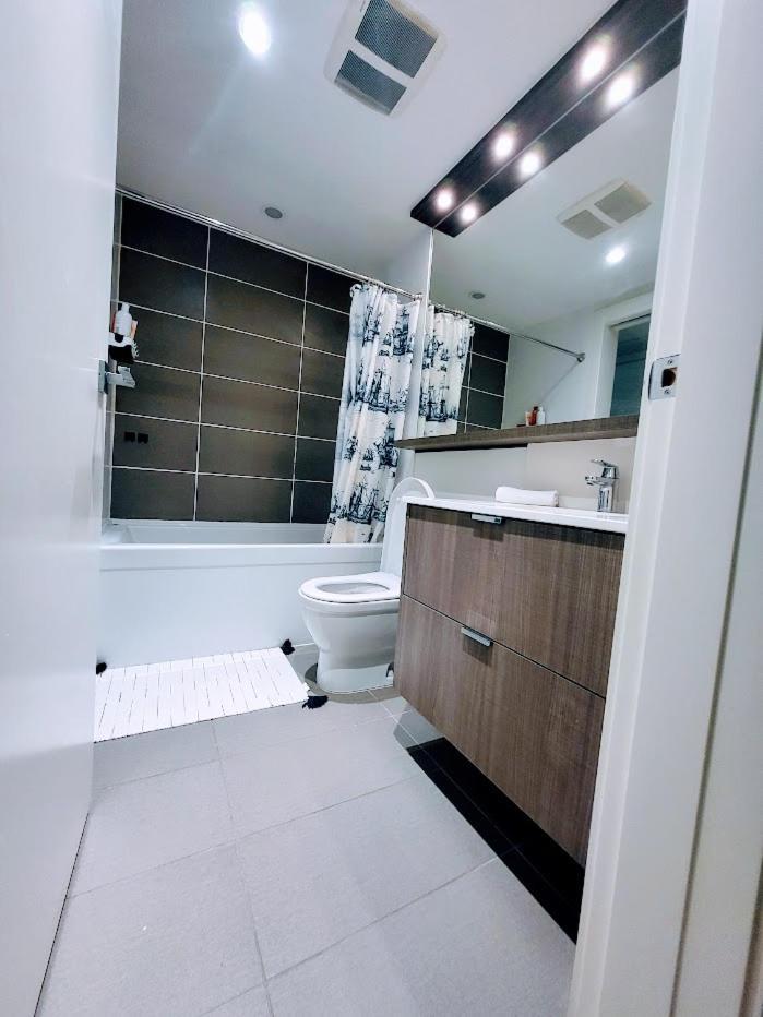 Your Perfect Escape - Modern Landmark In Downtown - Free Parking- Premium Location *