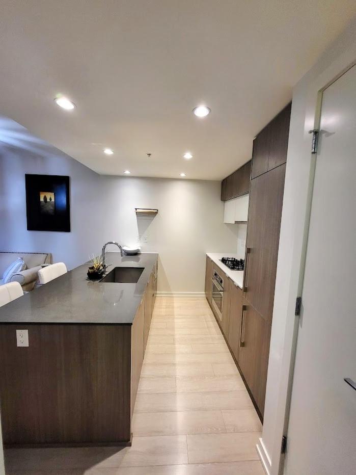 Apartment Your Perfect Escape - Modern Landmark In Downtown - Free Parking- Premium Location Calgary
