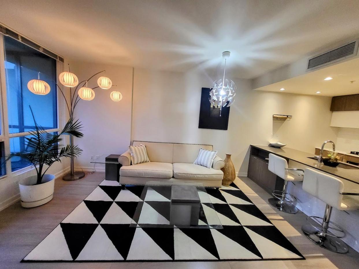Your Perfect Escape - Modern Landmark In Downtown - Free Parking- Premium Location Apartment Calgary