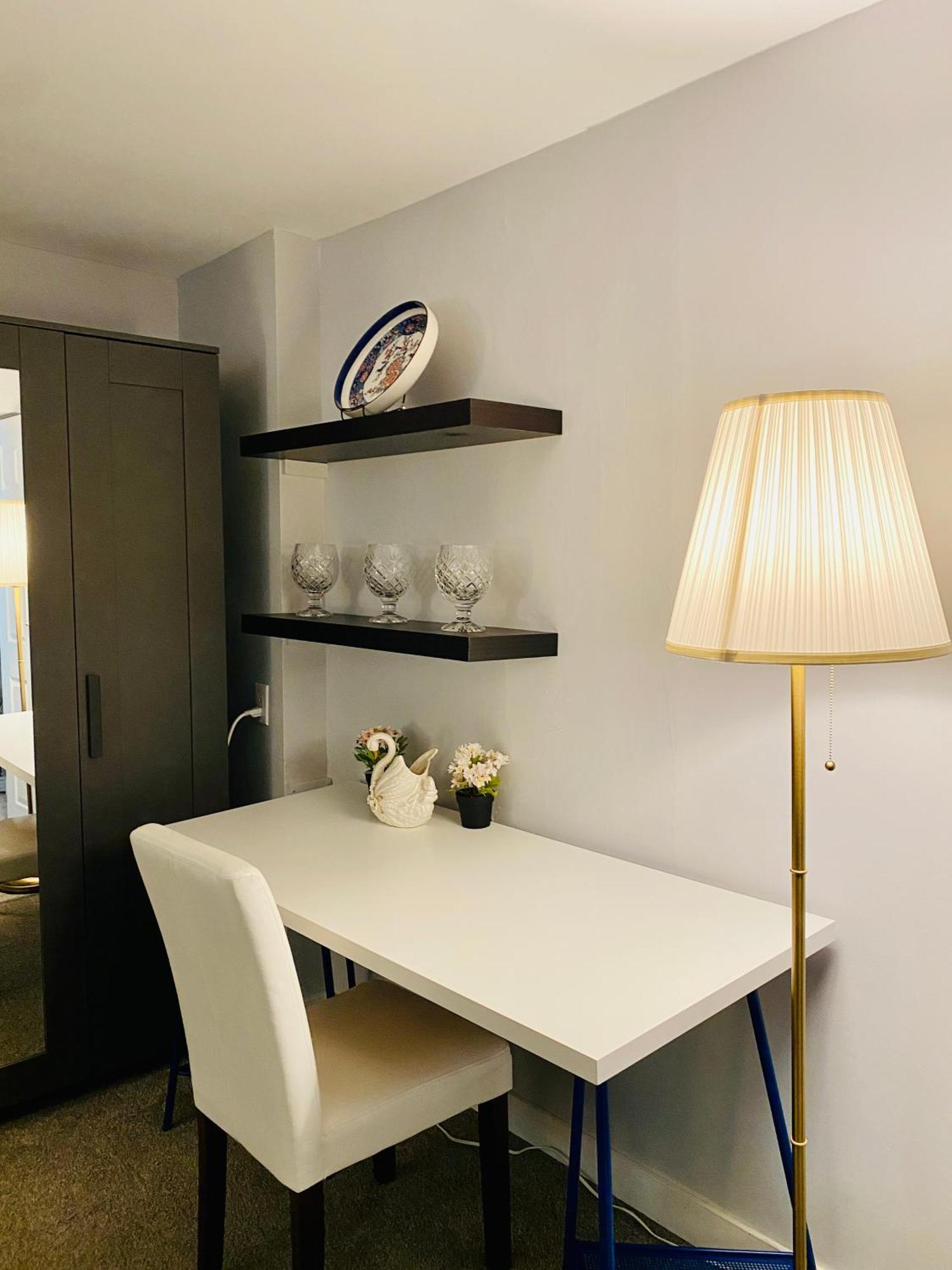Newly Renovated Elephant Close To Banff And Business Center * Calgary