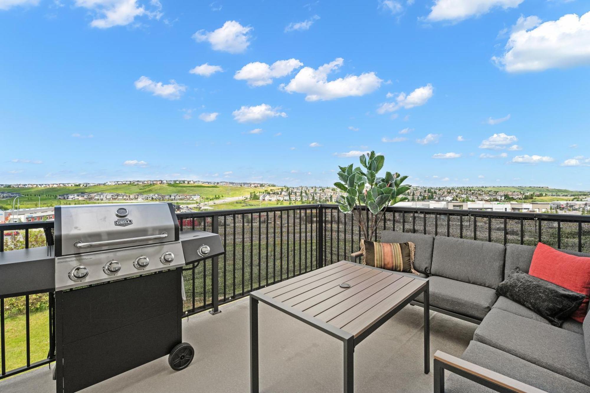 Luxury Lakeview - 2500sqft Of Private Space With 5 Beds, 4 Bath, 2 Living Rooms, Kitchen, Ac, Jacuzzi, 18-min To Airport, 20-min To Downtown, 80-min To Banff * Calgary