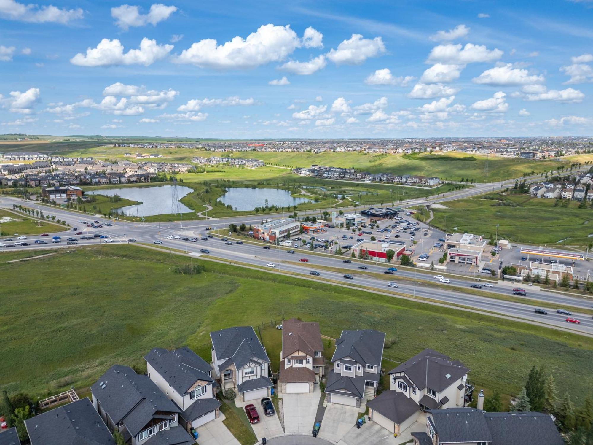 Holiday home Luxury Lakeview - 2500sqft Of Private Space With 5 Beds, 4 Bath, 2 Living Rooms, Kitchen, Ac, Jacuzzi, 18-min To Airport, 20-min To Downtown, 80-min To Banff *