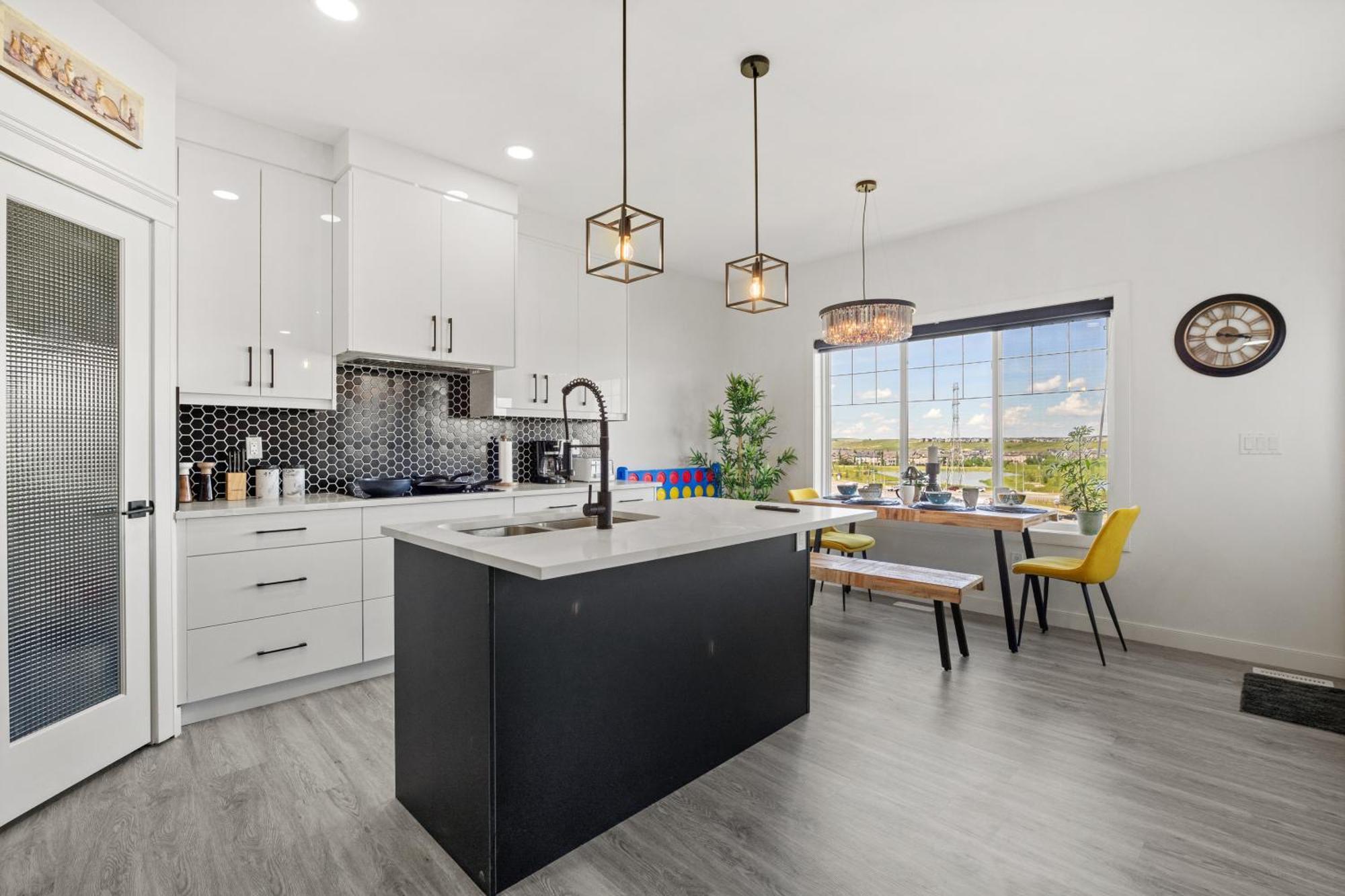 Holiday home Luxury Lakeview - 2500sqft Of Private Space With 5 Beds, 4 Bath, 2 Living Rooms, Kitchen, Ac, Jacuzzi, 18-min To Airport, 20-min To Downtown, 80-min To Banff Calgary