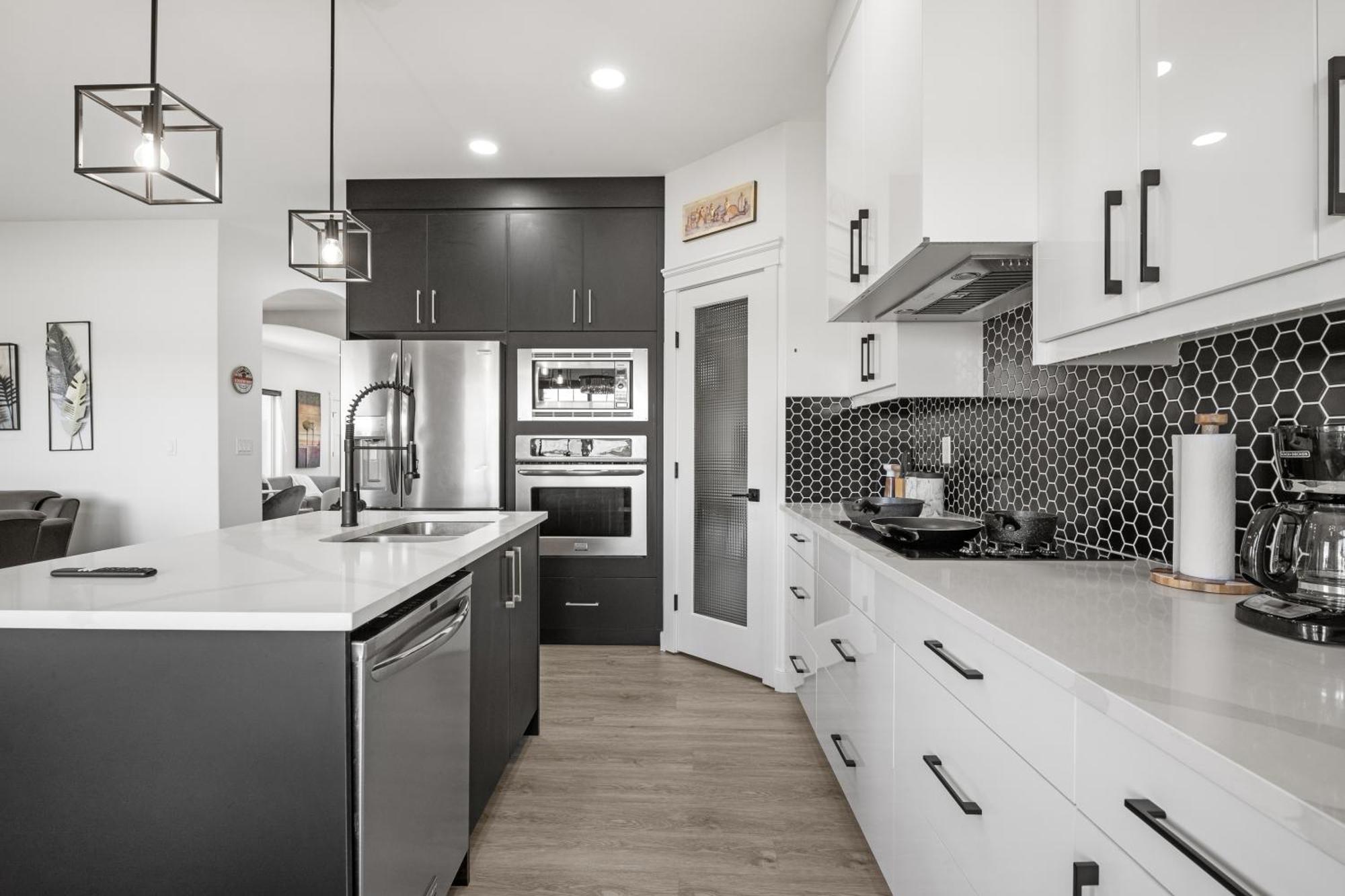 Luxury Lakeview - 2500sqft Of Private Space With 5 Beds, 4 Bath, 2 Living Rooms, Kitchen, Ac, Jacuzzi, 18-min To Airport, 20-min To Downtown, 80-min To Banff * Calgary