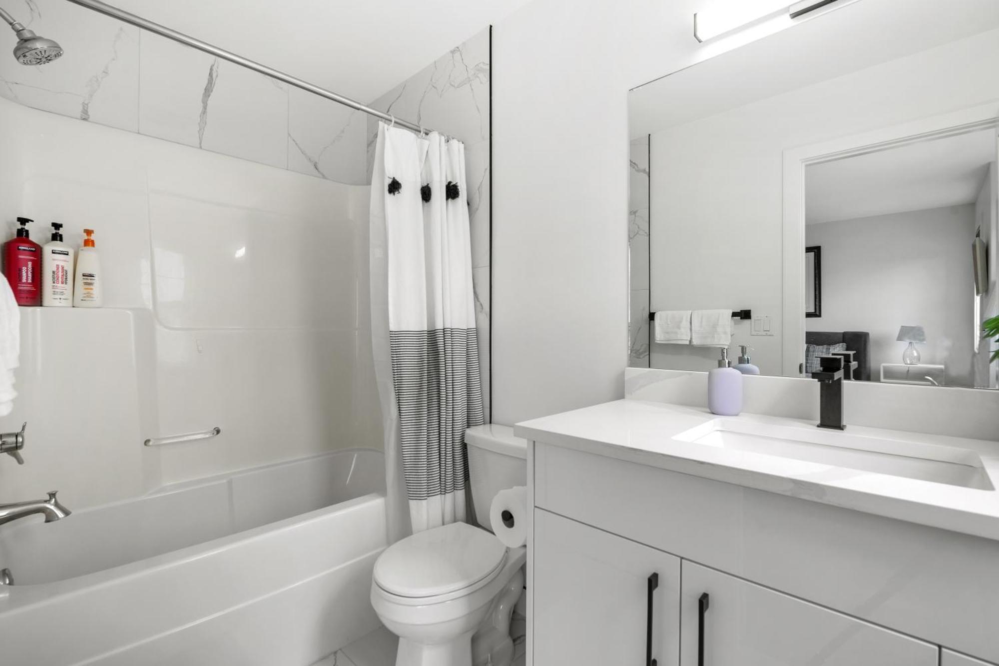 Luxury Lakeview - 2500sqft Of Private Space With 5 Beds, 4 Bath, 2 Living Rooms, Kitchen, Ac, Jacuzzi, 18-min To Airport, 20-min To Downtown, 80-min To Banff