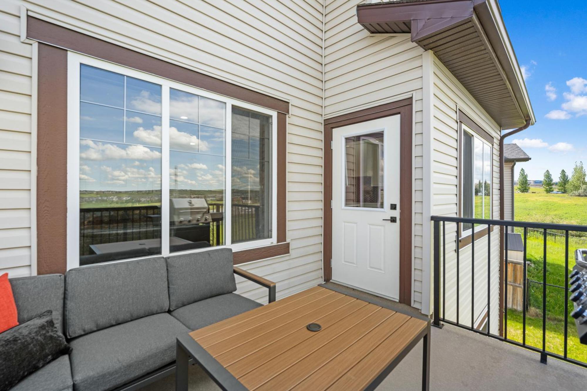 Luxury Lakeview - 2500sqft Of Private Space With 5 Beds, 4 Bath, 2 Living Rooms, Kitchen, Ac, Jacuzzi, 18-min To Airport, 20-min To Downtown, 80-min To Banff Holiday home
