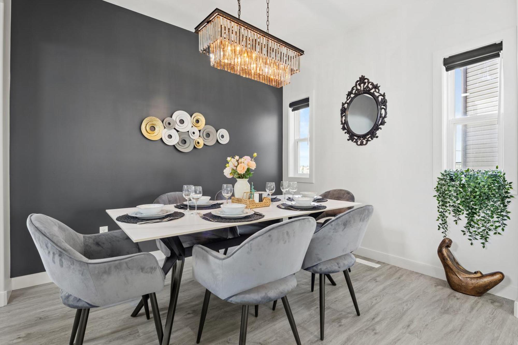 Holiday home Luxury Lakeview - 2500sqft Of Private Space With 5 Beds, 4 Bath, 2 Living Rooms, Kitchen, Ac, Jacuzzi, 18-min To Airport, 20-min To Downtown, 80-min To Banff Calgary