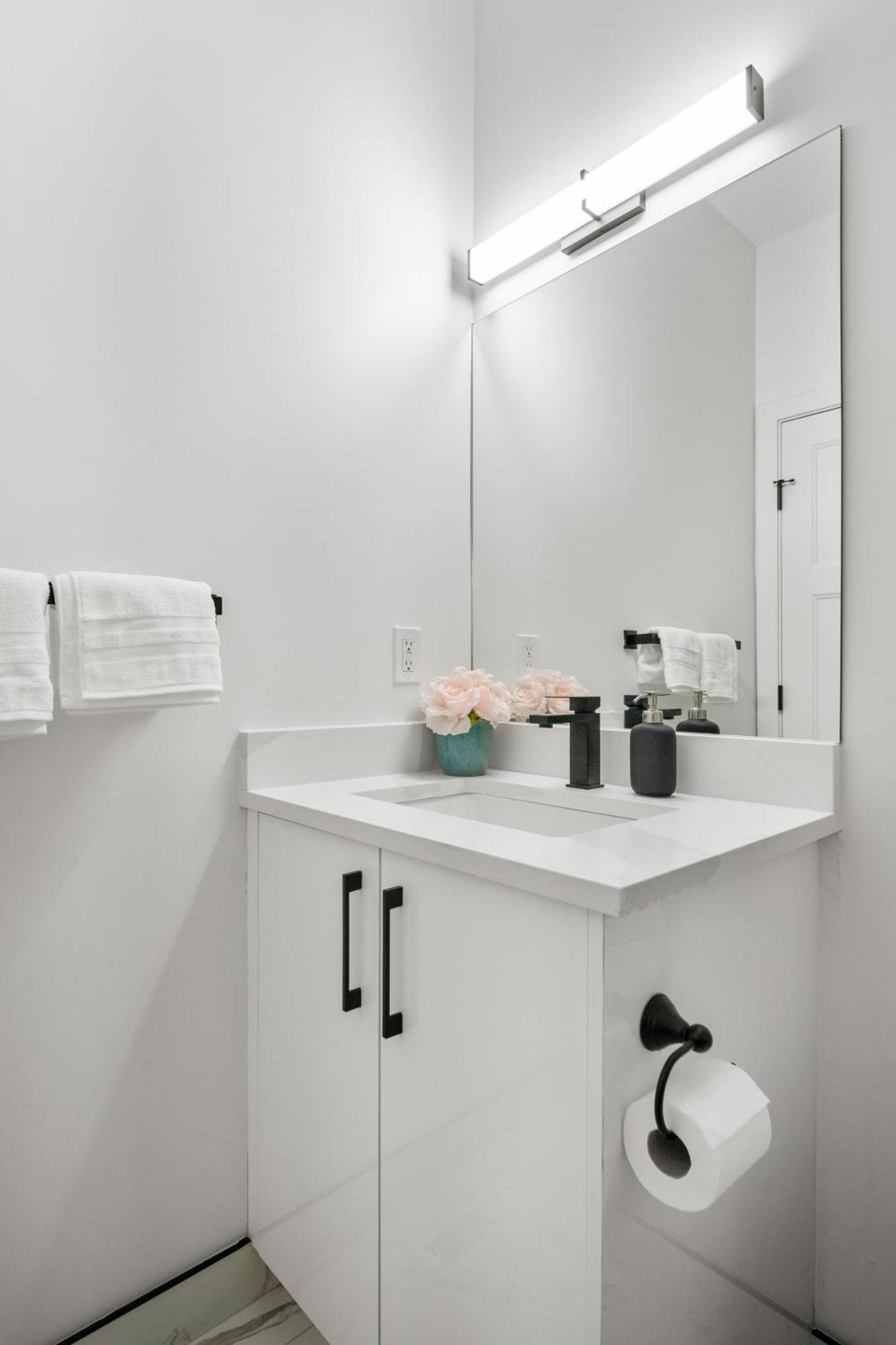 Luxury Lakeview - 2500sqft Of Private Space With 5 Beds, 4 Bath, 2 Living Rooms, Kitchen, Ac, Jacuzzi, 18-min To Airport, 20-min To Downtown, 80-min To Banff Calgary