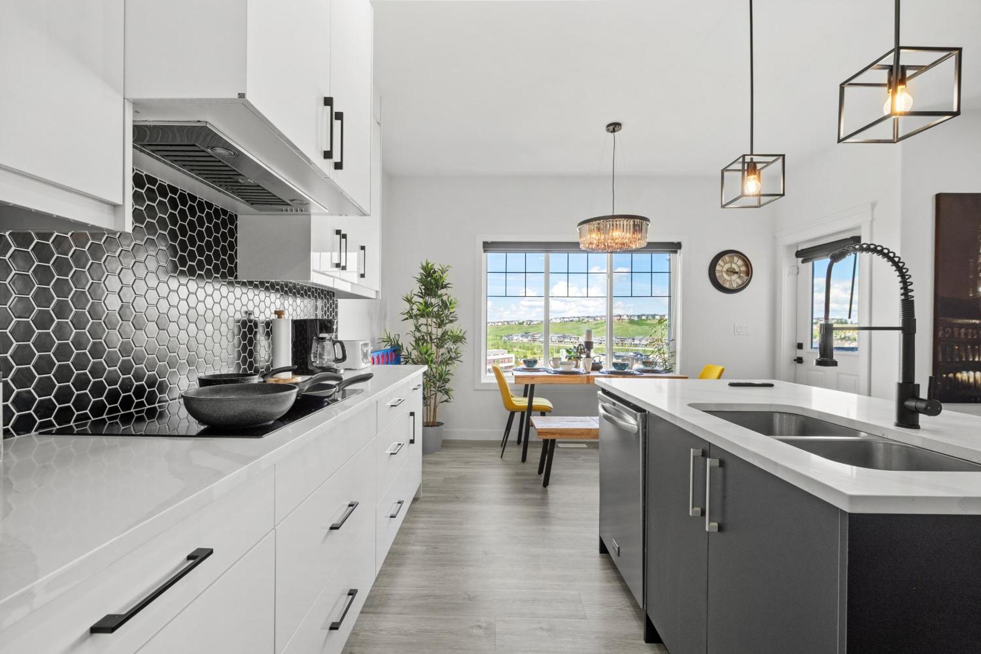 Luxury Lakeview - 2500sqft Of Private Space With 5 Beds, 4 Bath, 2 Living Rooms, Kitchen, Ac, Jacuzzi, 18-min To Airport, 20-min To Downtown, 80-min To Banff
