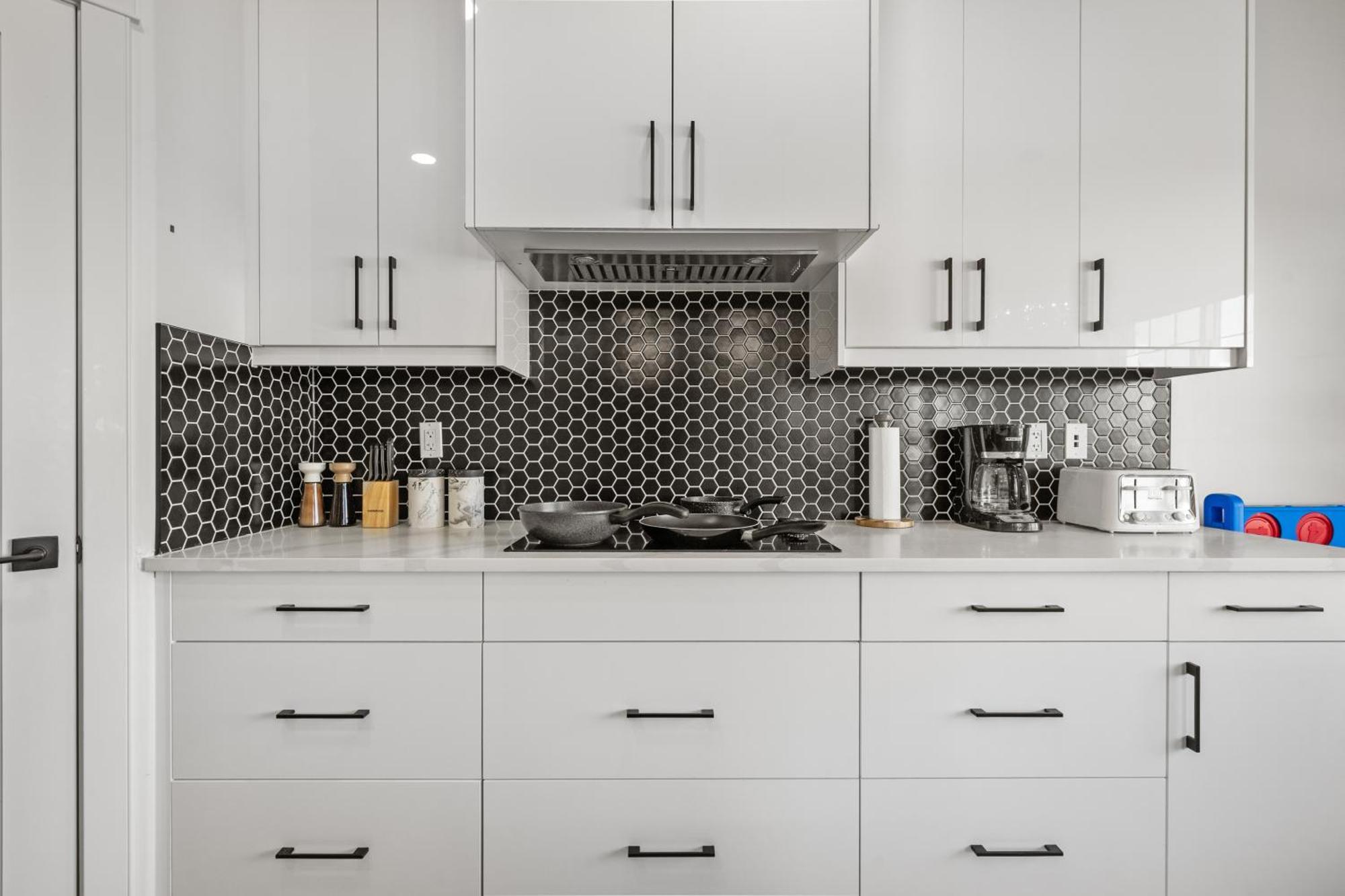 Luxury Lakeview - 2500sqft Of Private Space With 5 Beds, 4 Bath, 2 Living Rooms, Kitchen, Ac, Jacuzzi, 18-min To Airport, 20-min To Downtown, 80-min To Banff Holiday home *