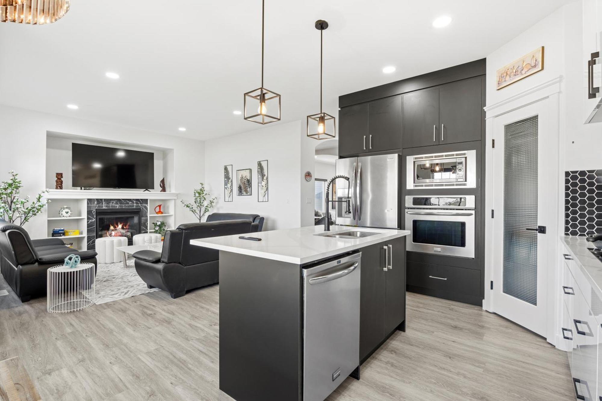Holiday home Luxury Lakeview - 2500sqft Of Private Space With 5 Beds, 4 Bath, 2 Living Rooms, Kitchen, Ac, Jacuzzi, 18-min To Airport, 20-min To Downtown, 80-min To Banff *