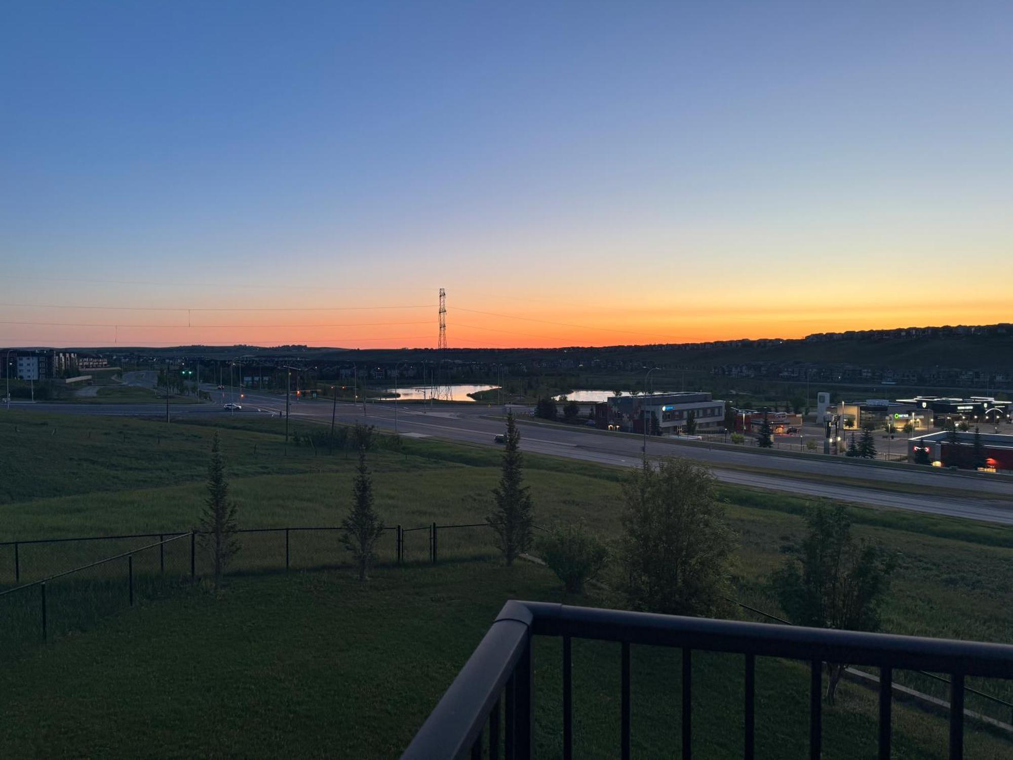 Holiday home Luxury Lakeview - 2500sqft Of Private Space With 5 Beds, 4 Bath, 2 Living Rooms, Kitchen, Ac, Jacuzzi, 18-min To Airport, 20-min To Downtown, 80-min To Banff Calgary