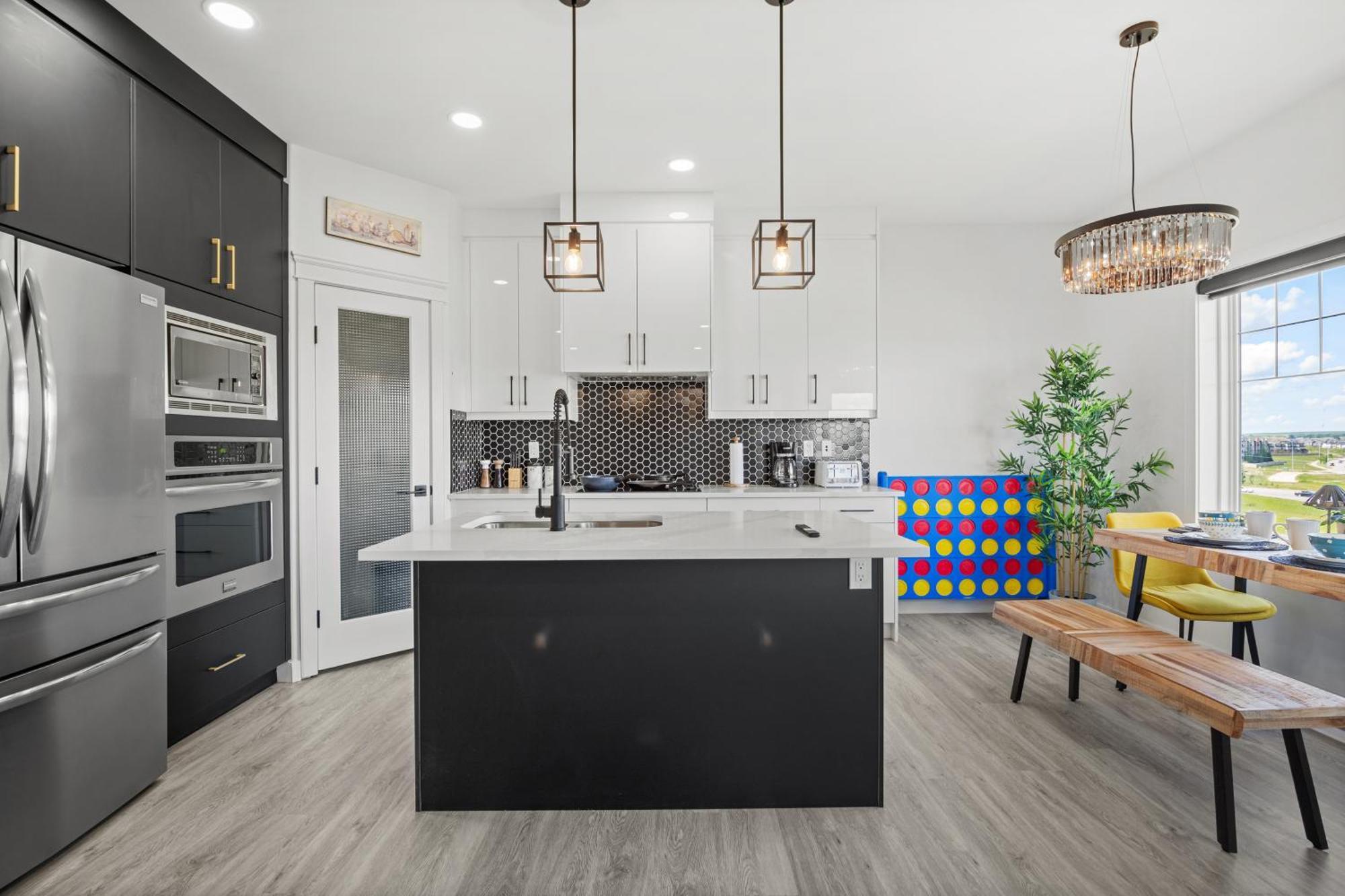 Luxury Lakeview - 2500sqft Of Private Space With 5 Beds, 4 Bath, 2 Living Rooms, Kitchen, Ac, Jacuzzi, 18-min To Airport, 20-min To Downtown, 80-min To Banff