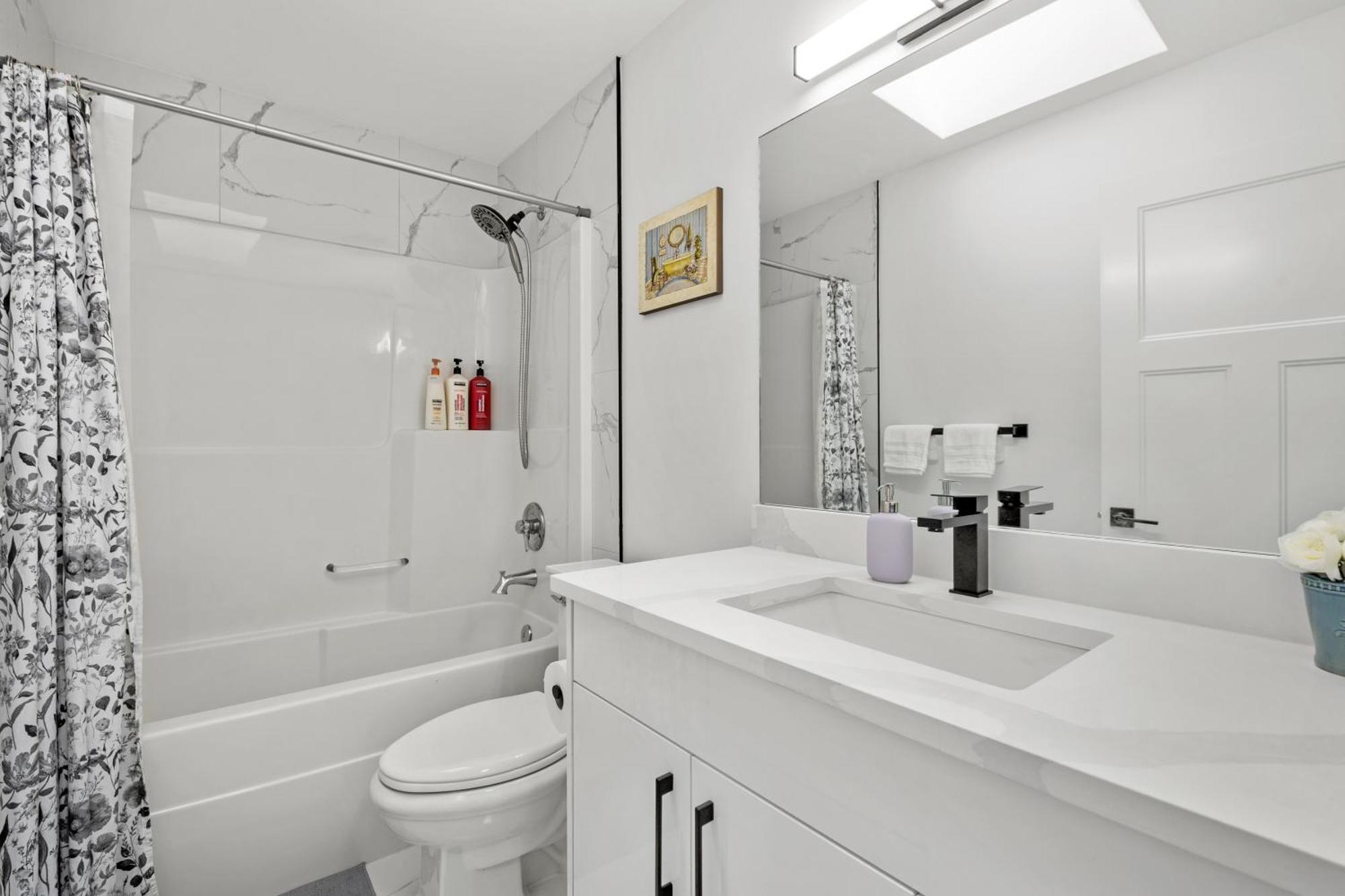 Luxury Lakeview - 2500sqft Of Private Space With 5 Beds, 4 Bath, 2 Living Rooms, Kitchen, Ac, Jacuzzi, 18-min To Airport, 20-min To Downtown, 80-min To Banff Holiday home Calgary