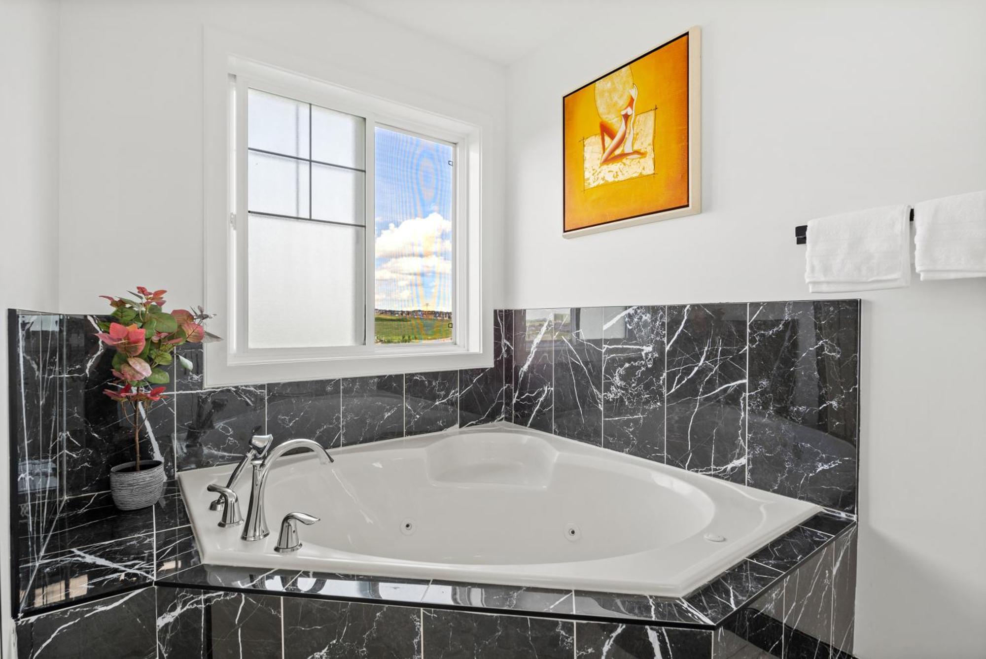 Holiday home Luxury Lakeview - 2500sqft Of Private Space With 5 Beds, 4 Bath, 2 Living Rooms, Kitchen, Ac, Jacuzzi, 18-min To Airport, 20-min To Downtown, 80-min To Banff