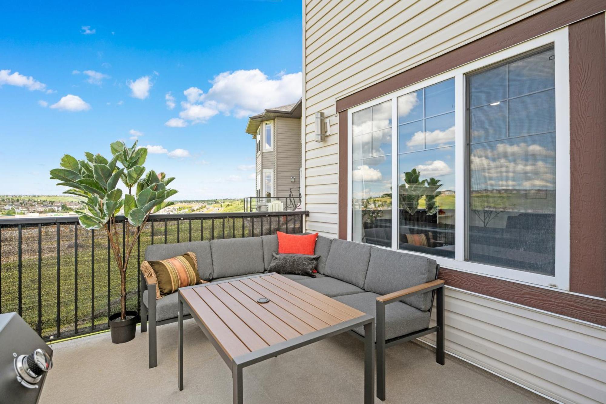 Holiday home Luxury Lakeview - 2500sqft Of Private Space With 5 Beds, 4 Bath, 2 Living Rooms, Kitchen, Ac, Jacuzzi, 18-min To Airport, 20-min To Downtown, 80-min To Banff *