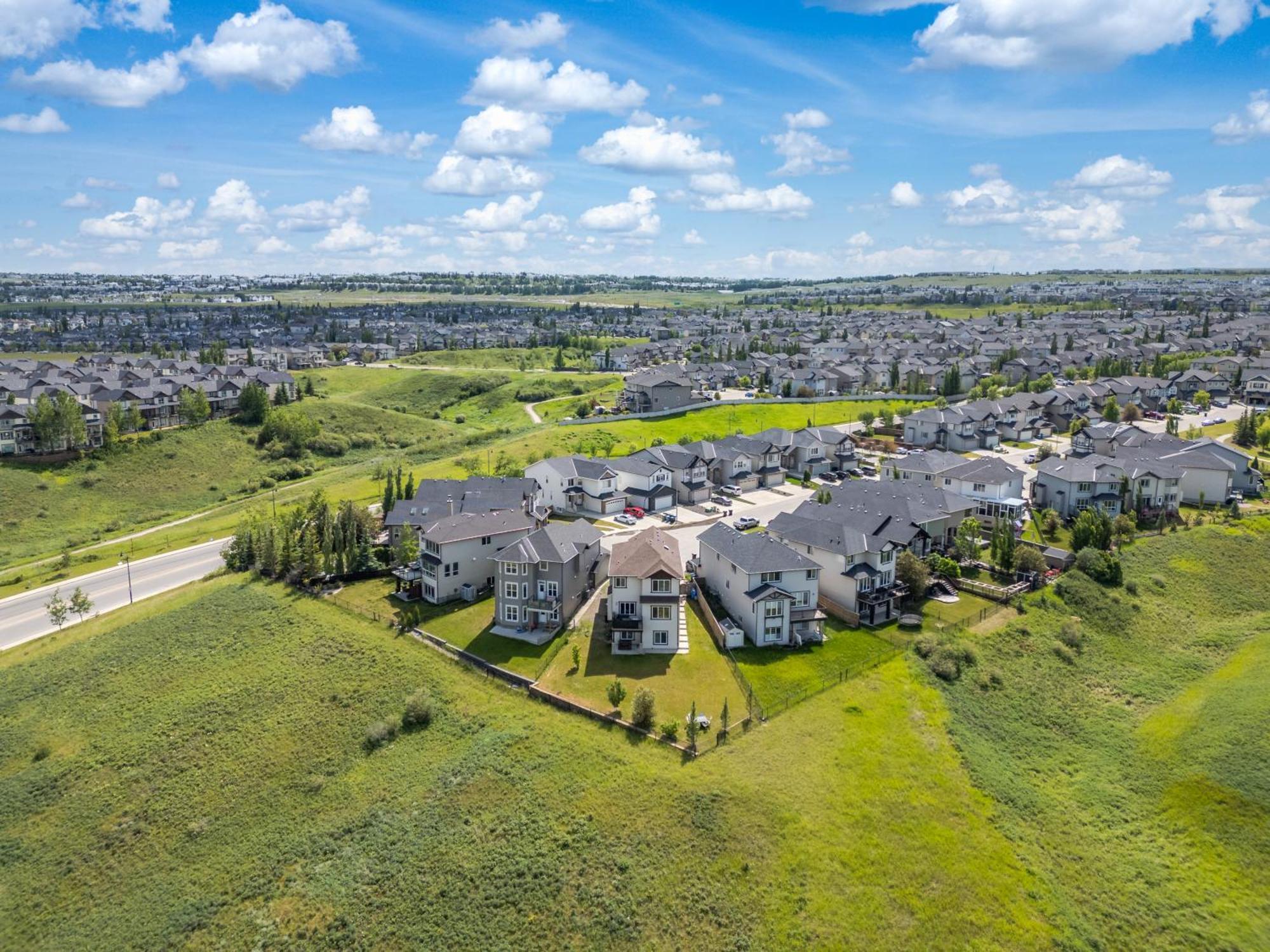 Luxury Lakeview - 2500sqft Of Private Space With 5 Beds, 4 Bath, 2 Living Rooms, Kitchen, Ac, Jacuzzi, 18-min To Airport, 20-min To Downtown, 80-min To Banff Holiday home Calgary