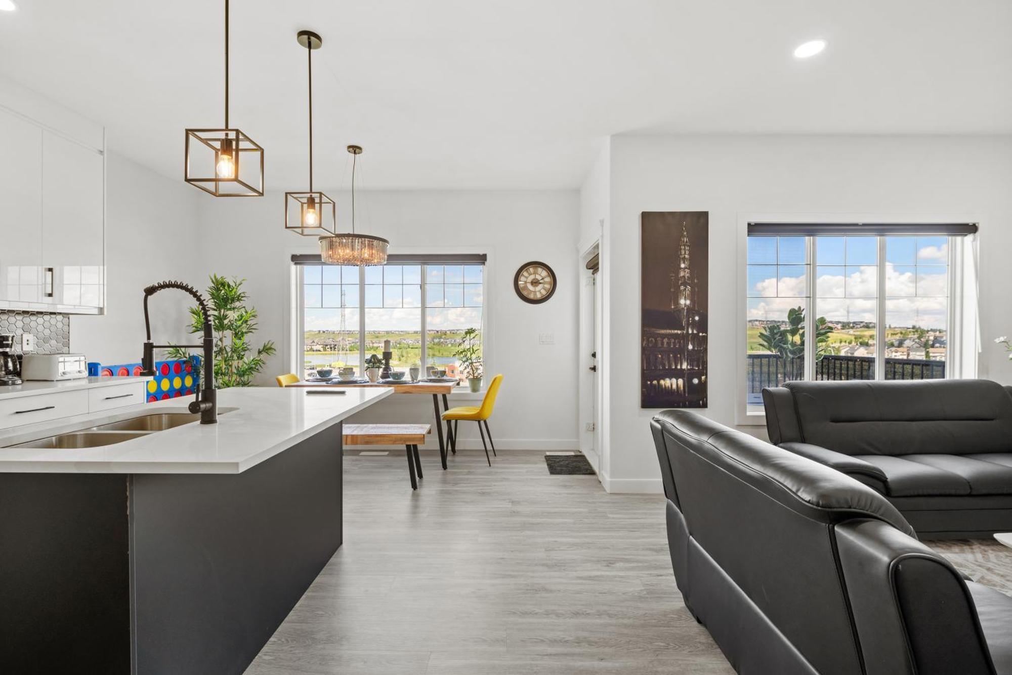 Luxury Lakeview - 2500sqft Of Private Space With 5 Beds, 4 Bath, 2 Living Rooms, Kitchen, Ac, Jacuzzi, 18-min To Airport, 20-min To Downtown, 80-min To Banff Holiday home