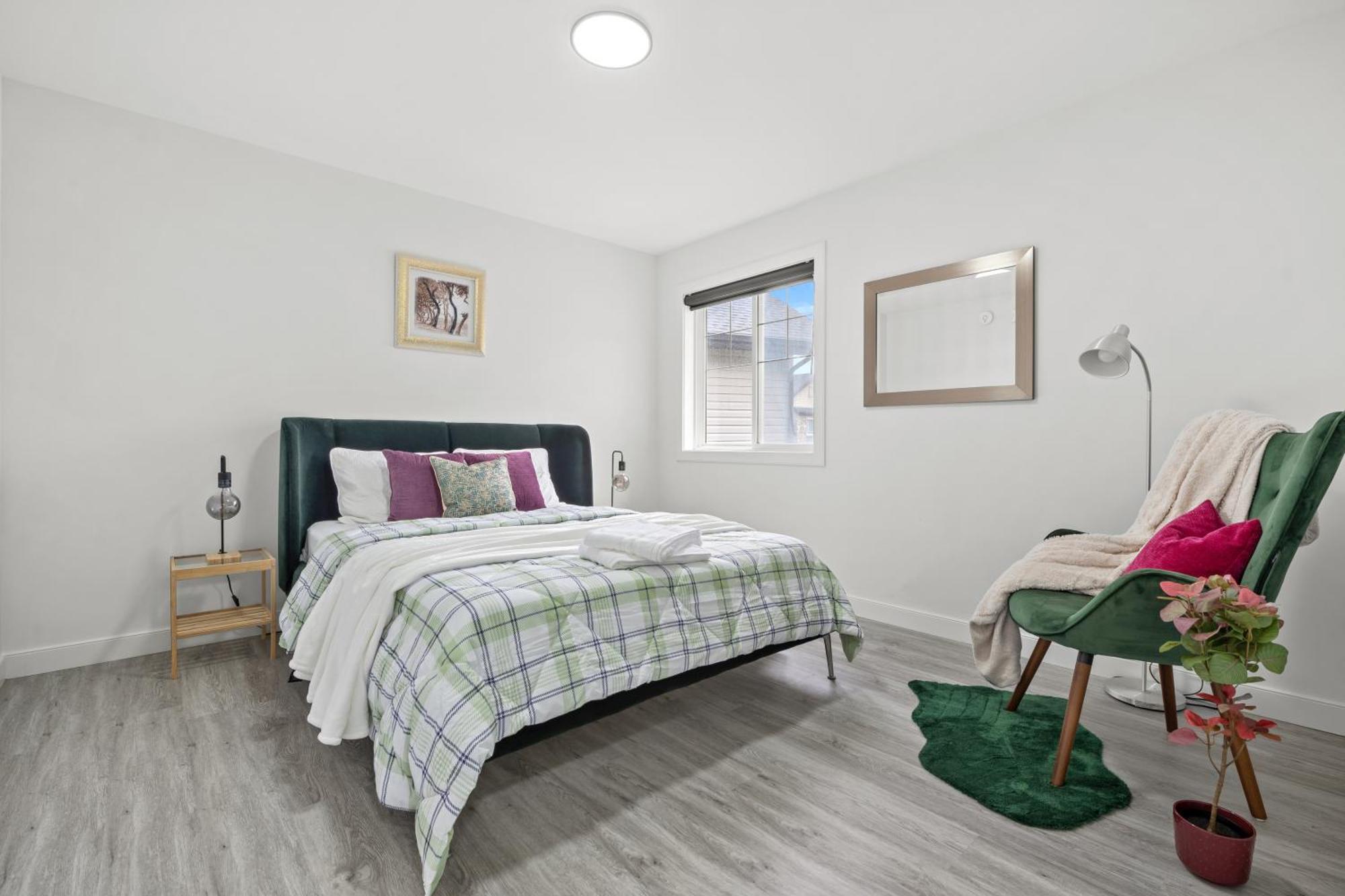 Holiday home Luxury Lakeview - 2500sqft Of Private Space With 5 Beds, 4 Bath, 2 Living Rooms, Kitchen, Ac, Jacuzzi, 18-min To Airport, 20-min To Downtown, 80-min To Banff