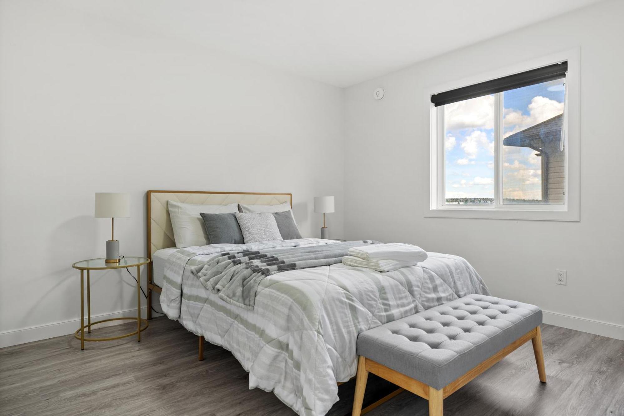 Luxury Lakeview - 2500sqft Of Private Space With 5 Beds, 4 Bath, 2 Living Rooms, Kitchen, Ac, Jacuzzi, 18-min To Airport, 20-min To Downtown, 80-min To Banff *