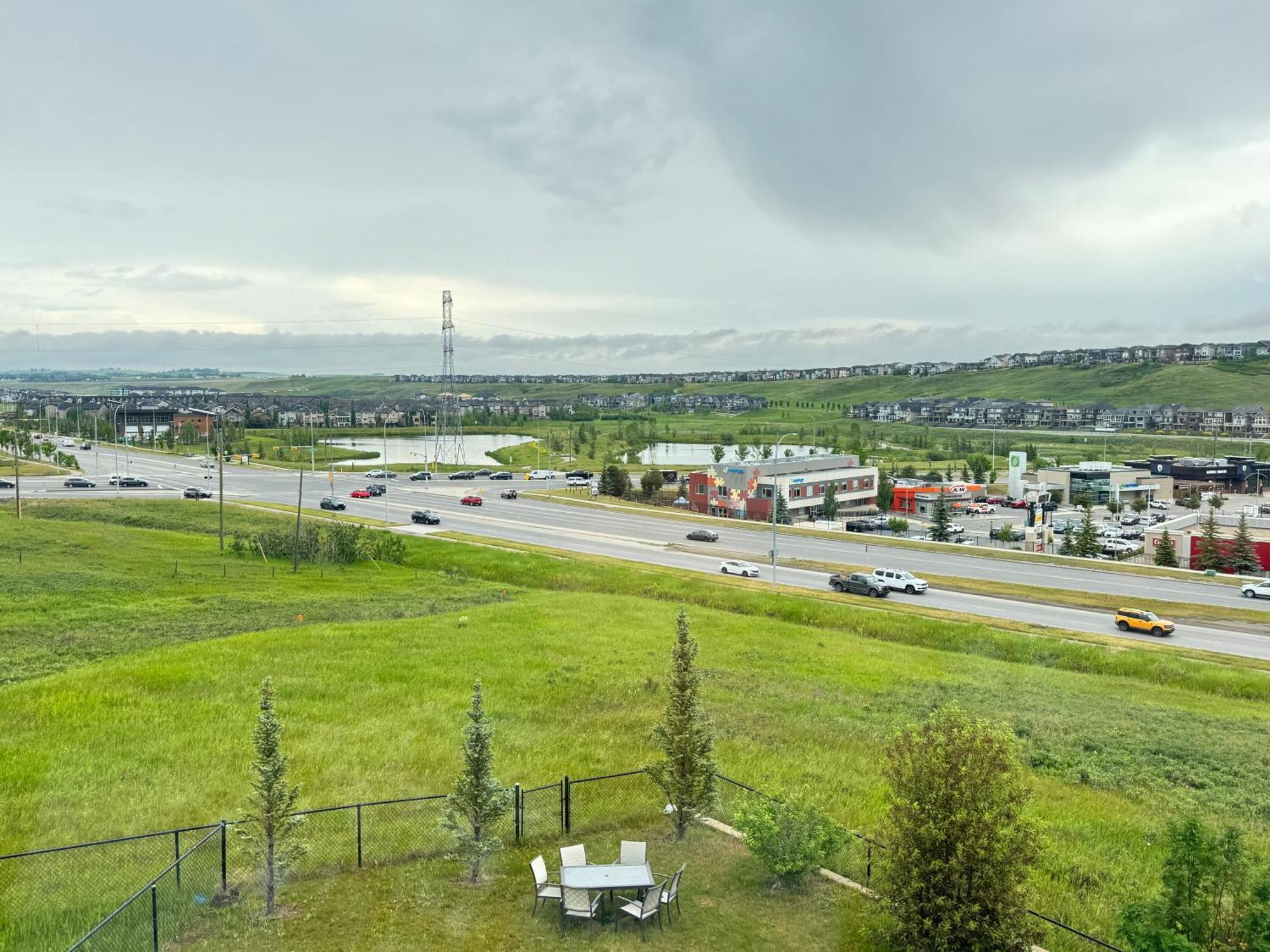 Luxury Lakeview - 2500sqft Of Private Space With 5 Beds, 4 Bath, 2 Living Rooms, Kitchen, Ac, Jacuzzi, 18-min To Airport, 20-min To Downtown, 80-min To Banff * Calgary