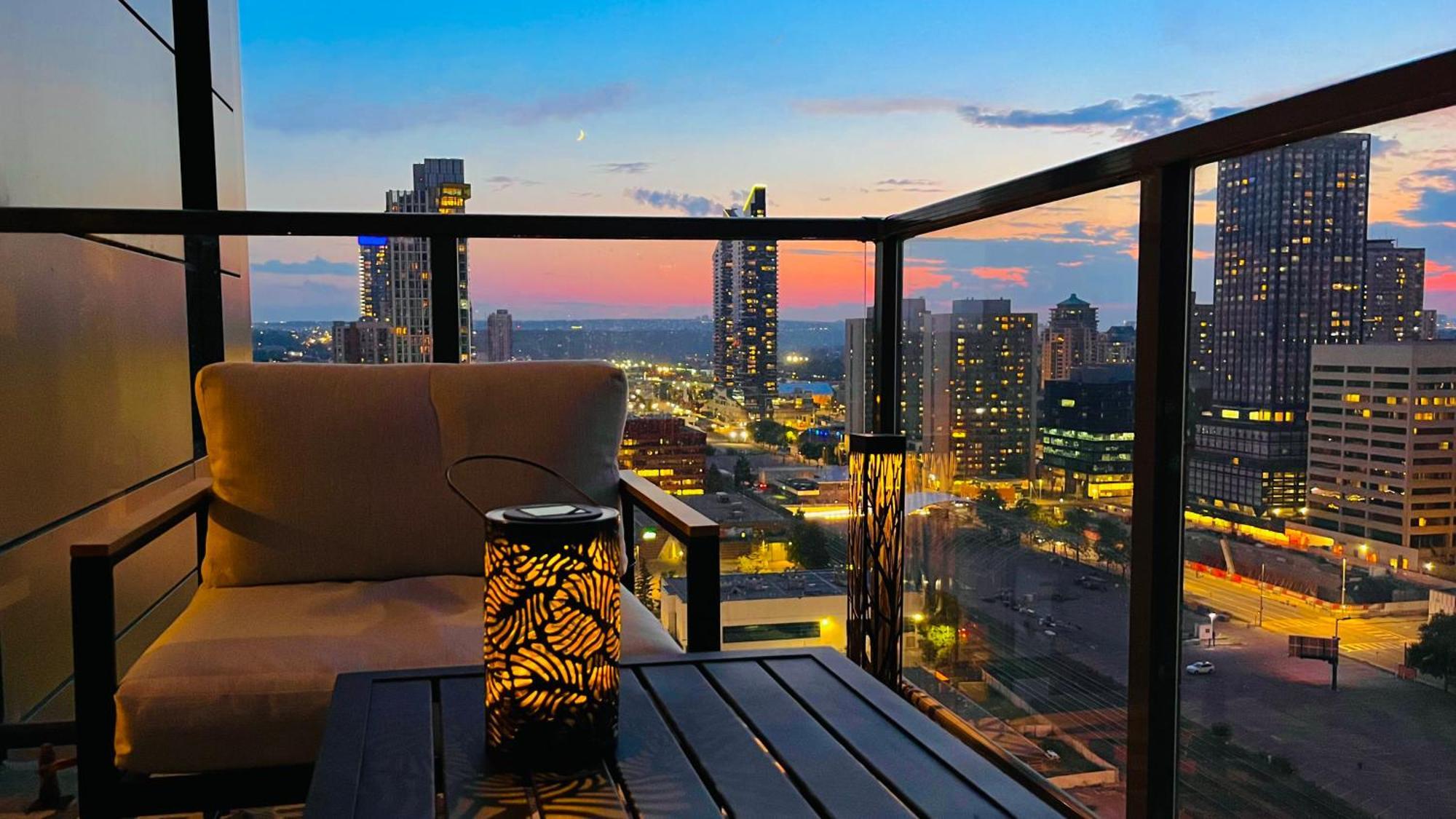 Apartment Luxury Downtown Sunset Getaway: Urban Oasis With Kitchen & Gym Calgary