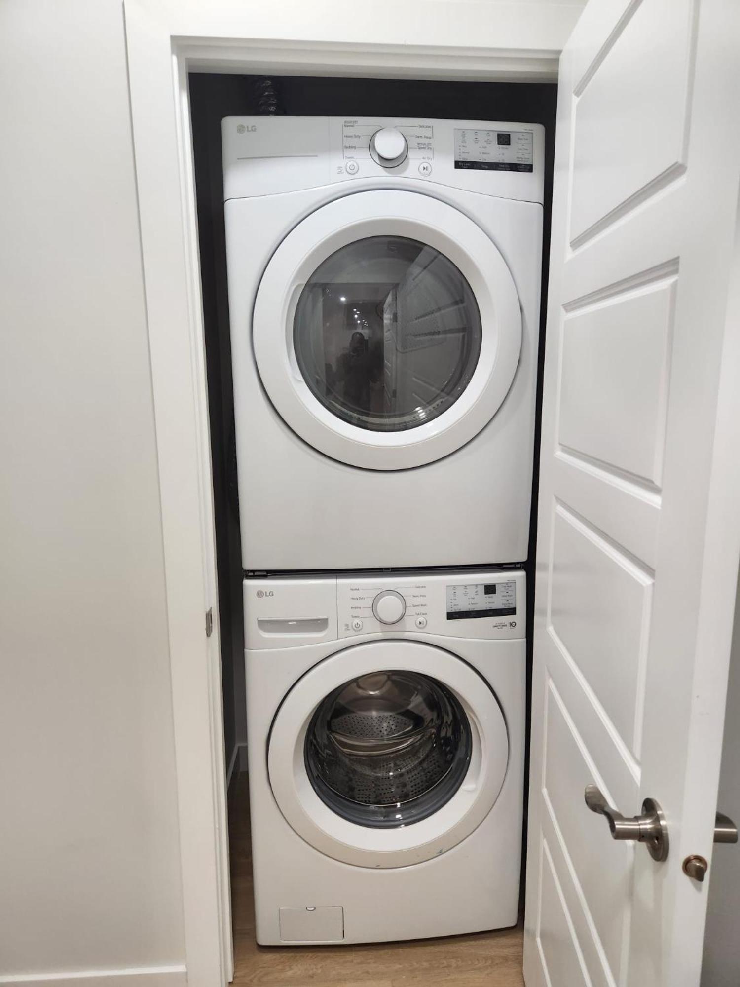 Brand New Deluxe 2 Bedroom With Ac & Den