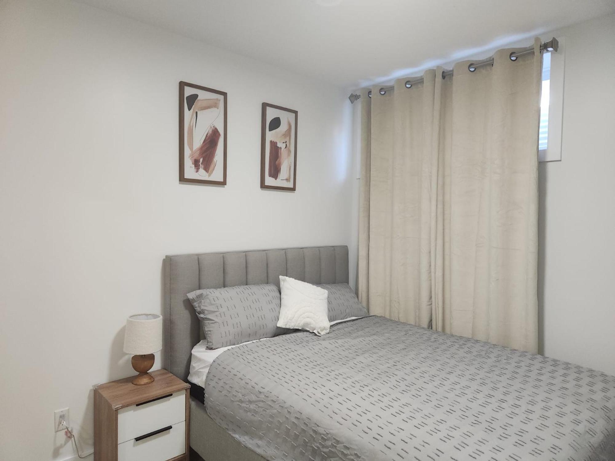 Brand New Deluxe 2 Bedroom With Ac & Den Apartment *