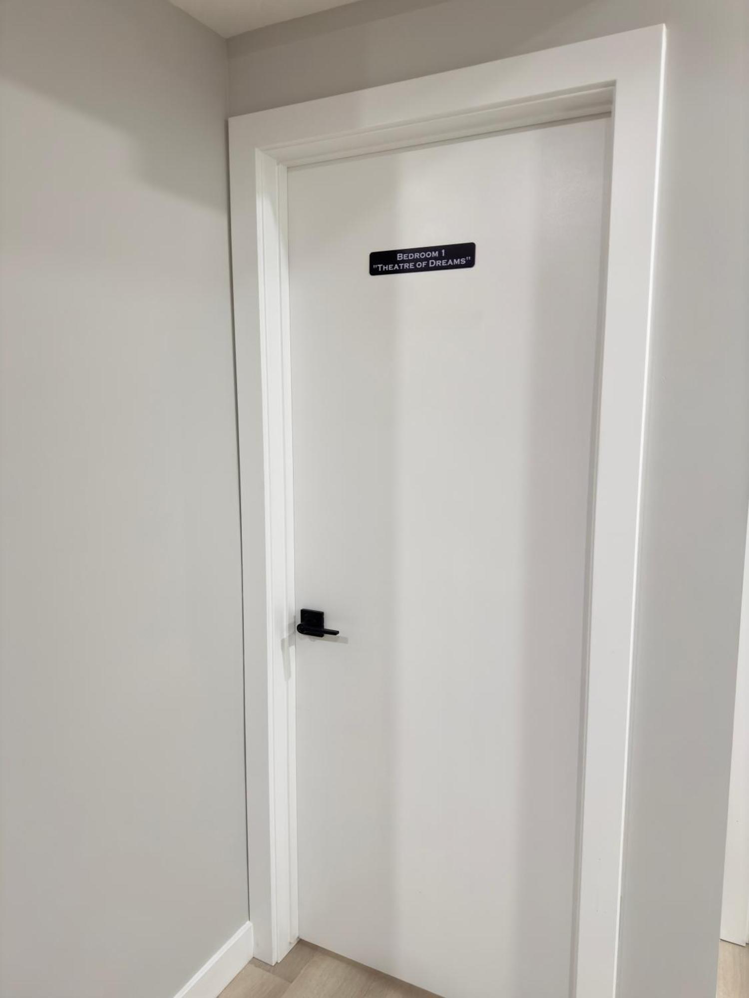 The Old Trafford - Stylish 2 Bed Apartment *