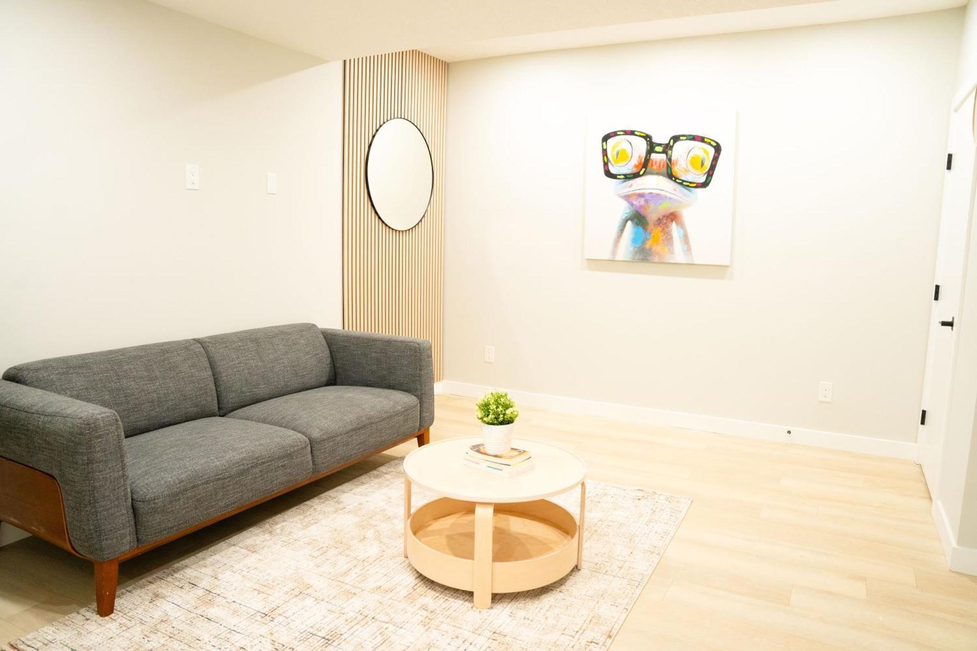 The Old Trafford - Stylish 2 Bed Apartment Calgary