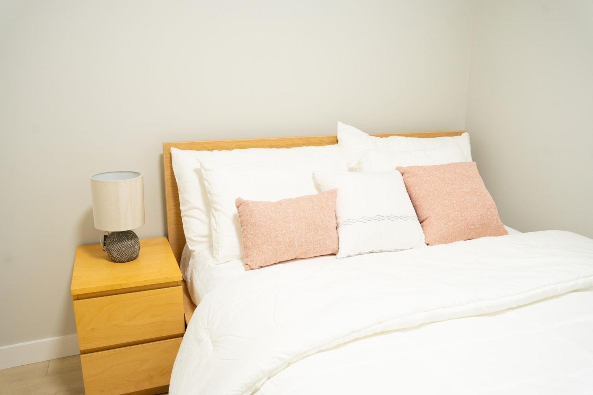 The Old Trafford - Stylish 2 Bed Apartment Calgary
