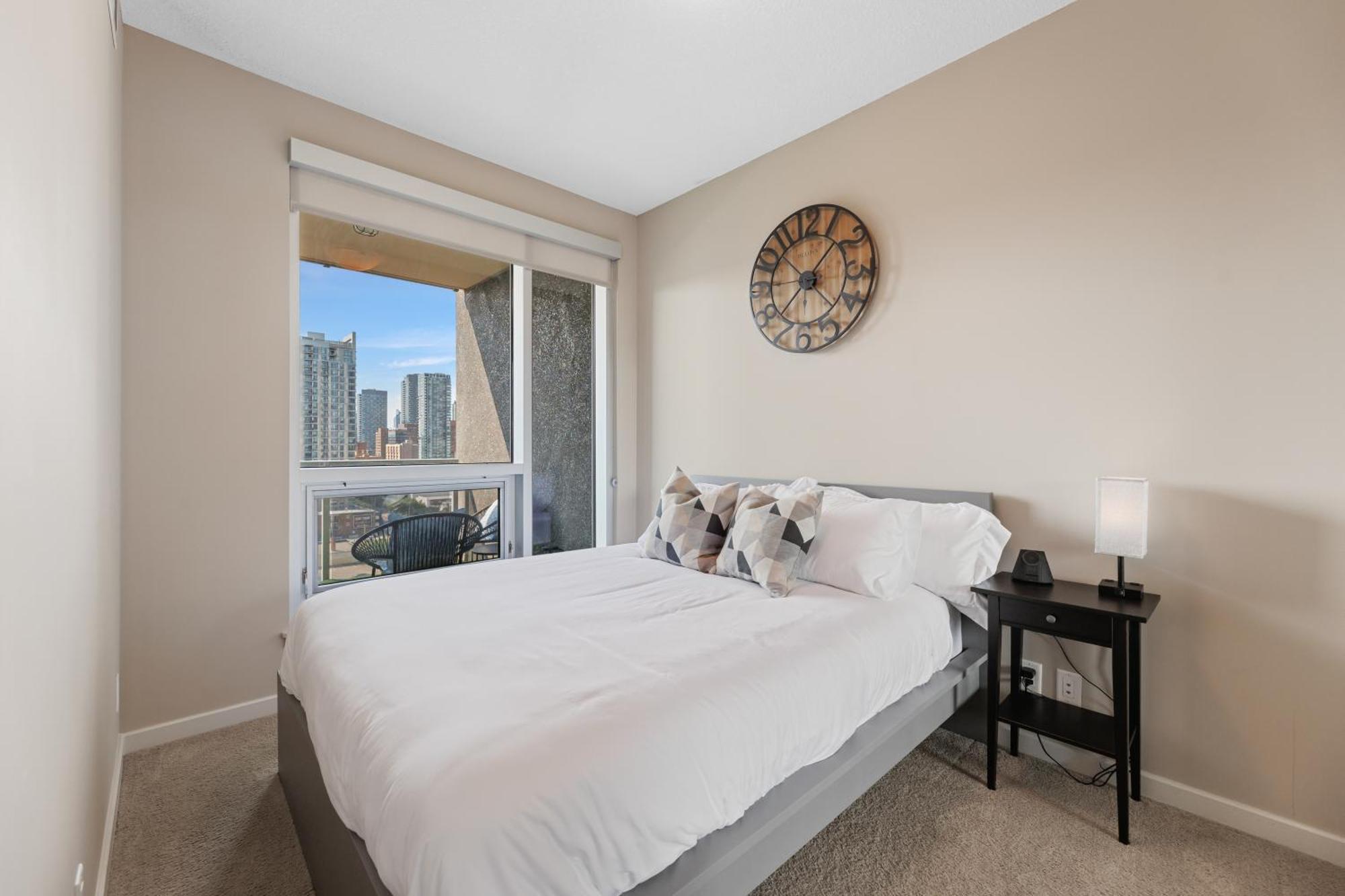 Apartment Heart Of Downtown Spacious Luxury With Stunning Views And Premium Amenities *