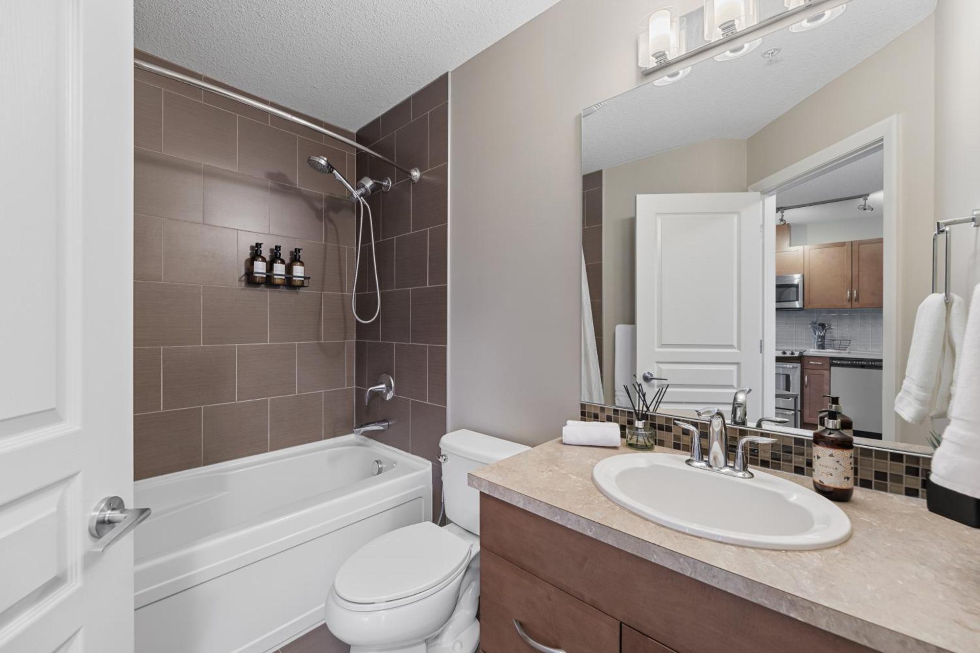 Heart Of Downtown Spacious Luxury With Stunning Views And Premium Amenities * Calgary