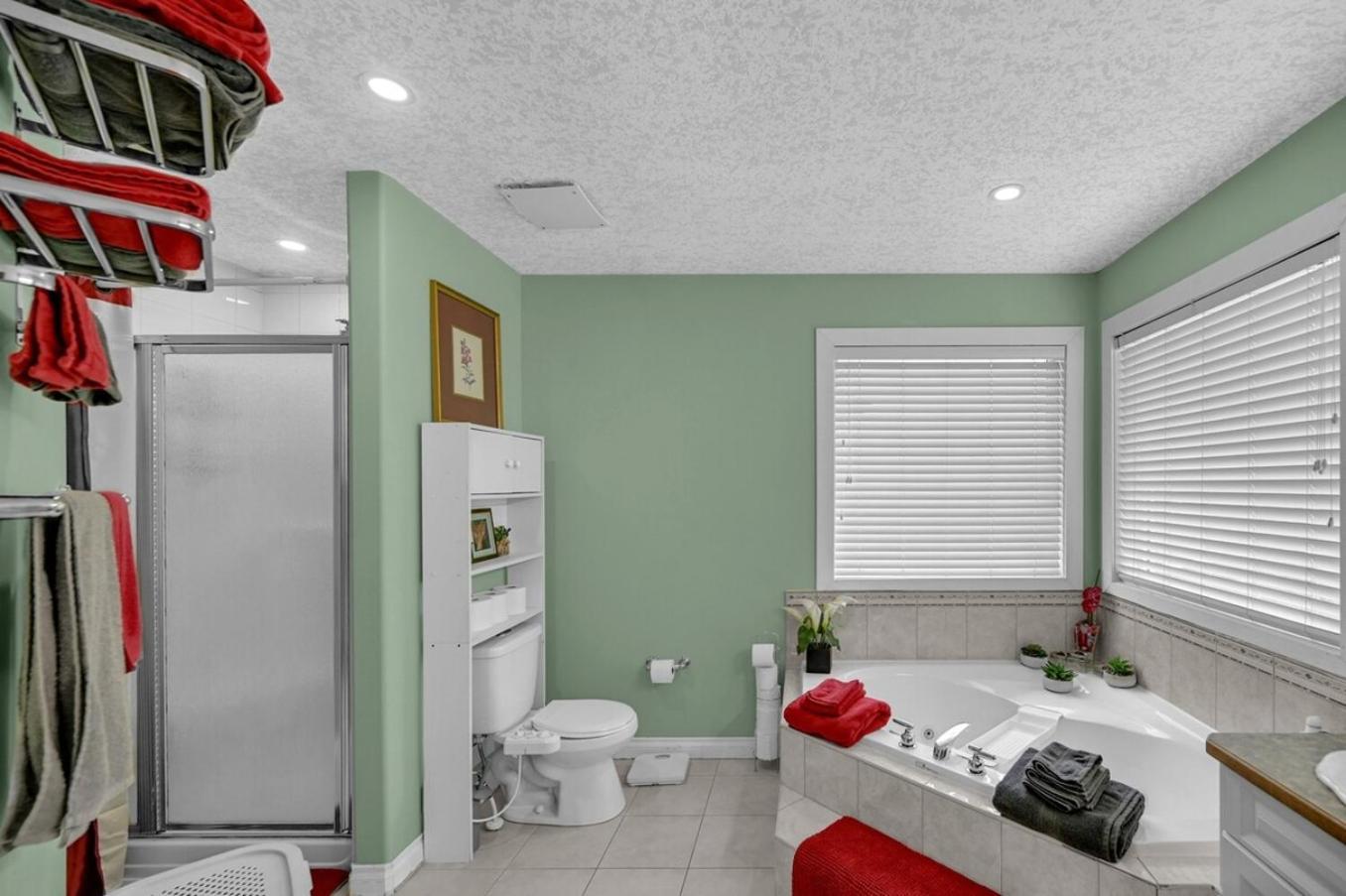 48a Luxury W Massage Meditation Gym Ac Holiday home Calgary