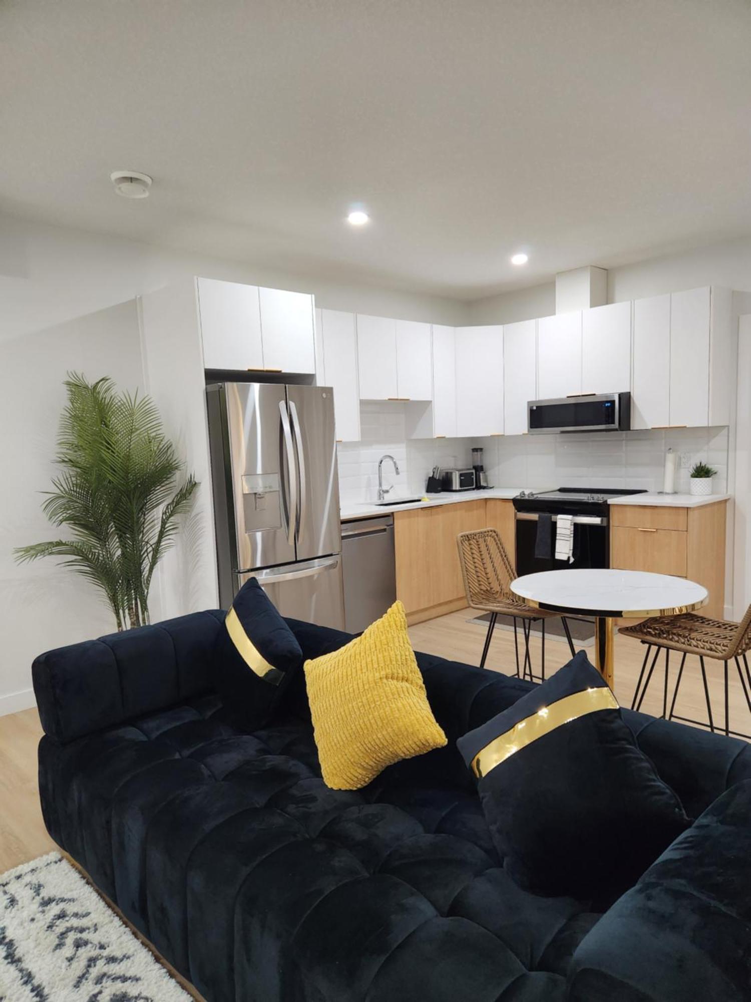 Brand New Deluxe 2 Bedroom With Ac & Den *