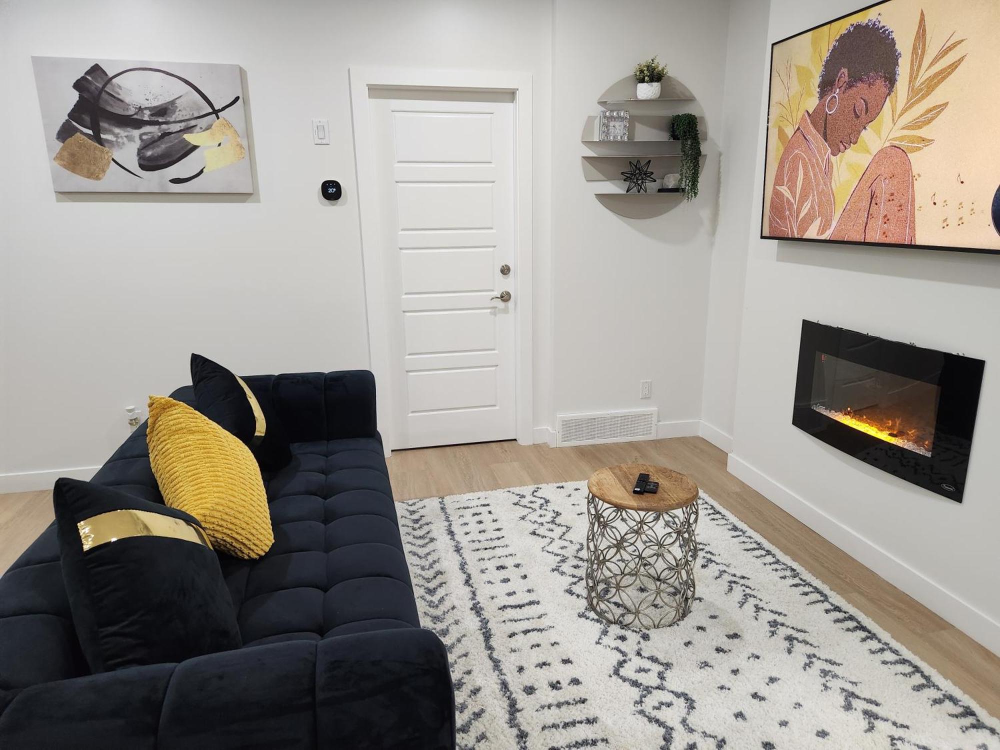 Brand New Deluxe 2 Bedroom With Ac & Den Apartment *