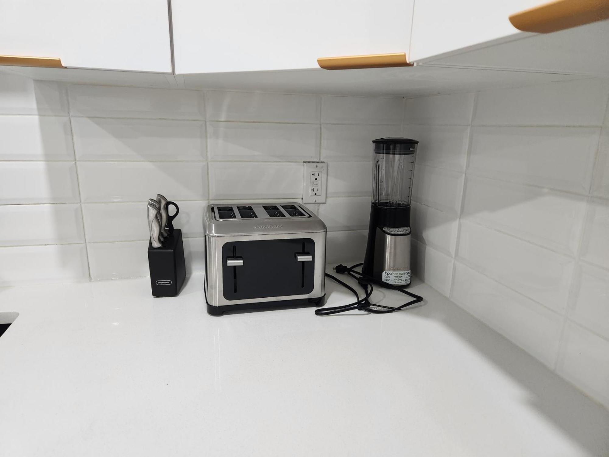 Brand New Deluxe 2 Bedroom With Ac & Den Calgary