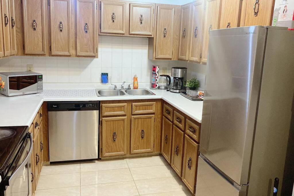 5 Guests, 2bedroom,2queen Bed, 1sofa Bed And 1bath * Calgary