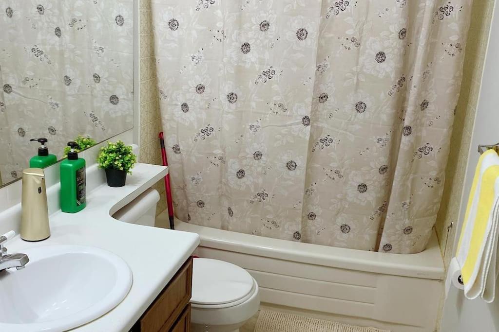 5 Guests, 2bedroom,2queen Bed, 1sofa Bed And 1bath * Calgary