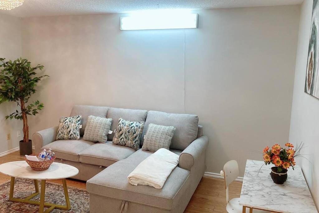 5 Guests, 2bedroom,2queen Bed, 1sofa Bed And 1bath * Calgary