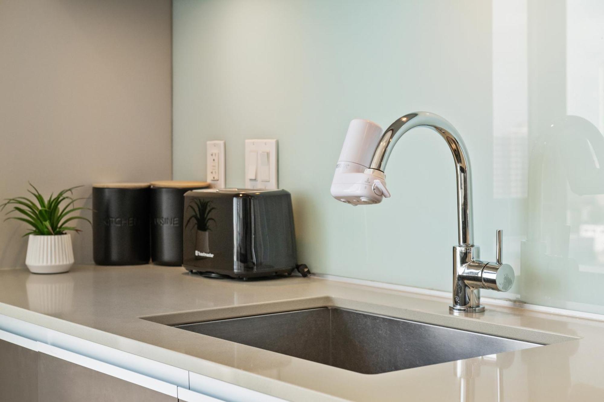 Modern Downtown 5 Min Walk Stampede Apartment