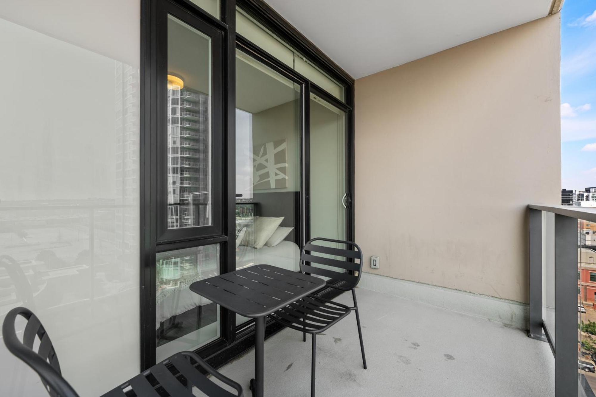 Modern Downtown 5 Min Walk Stampede Apartment Calgary