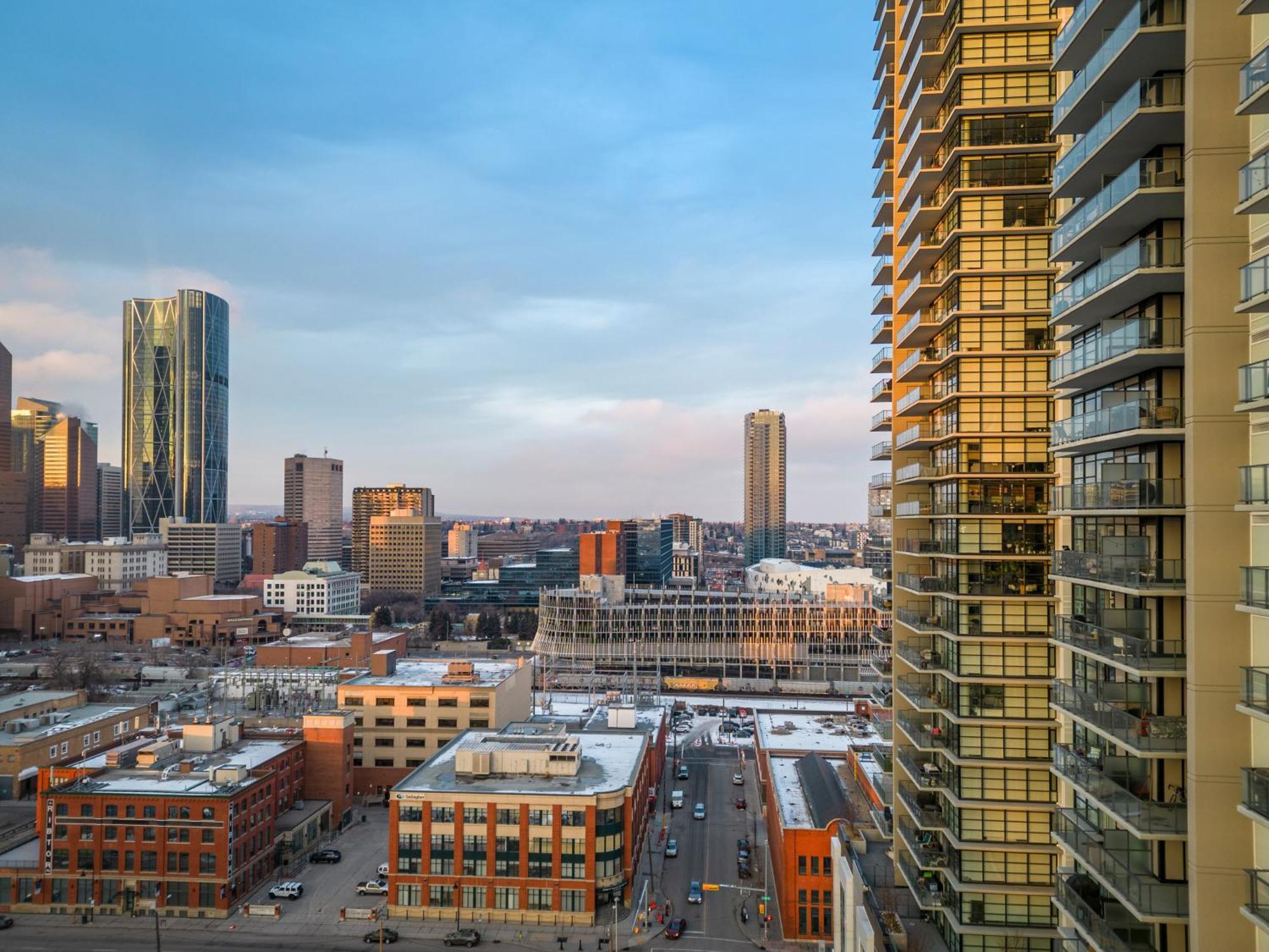 Modern Downtown 5 Min Walk Stampede Apartment *