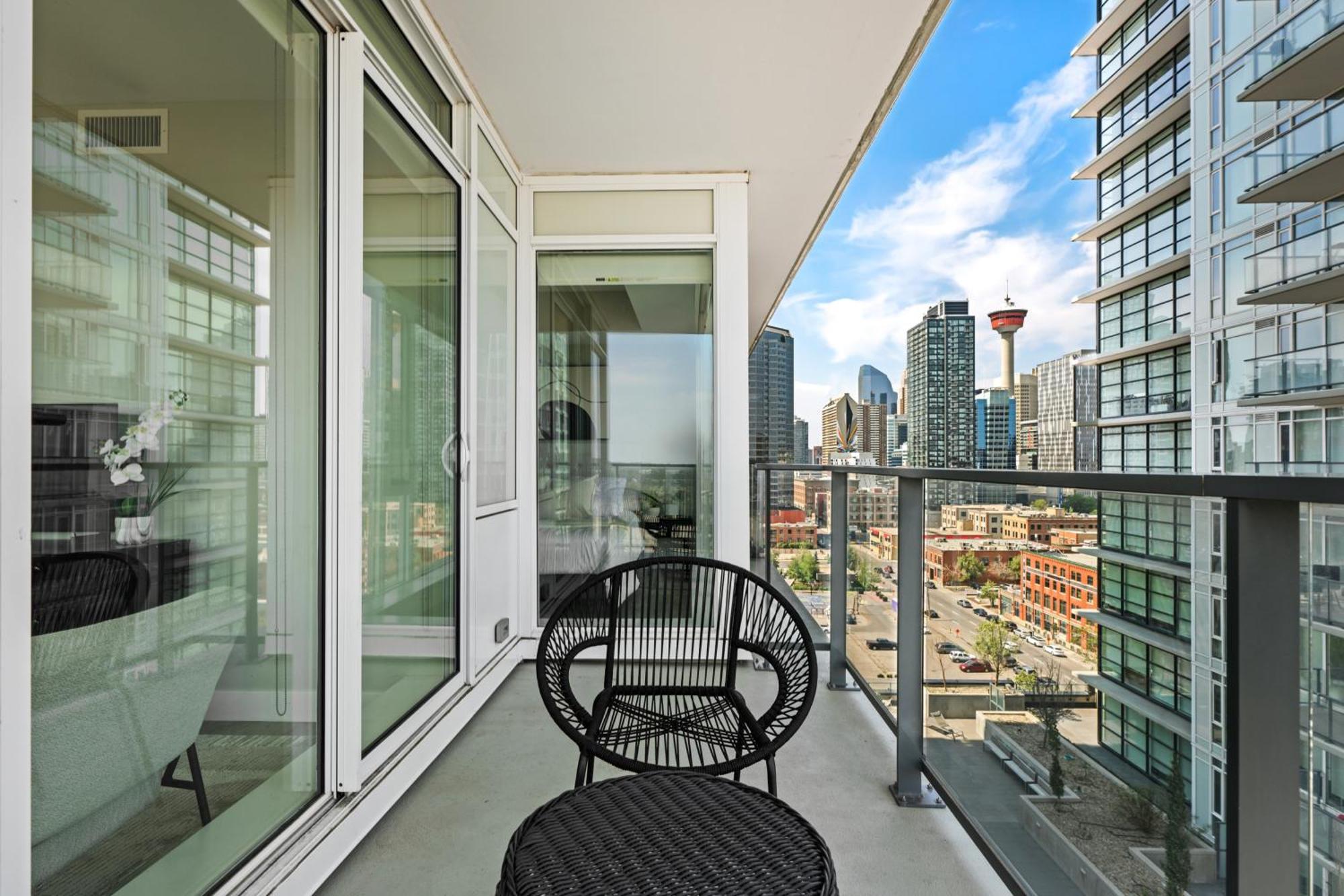 Modern Downtown 5 Min Walk Stampede *