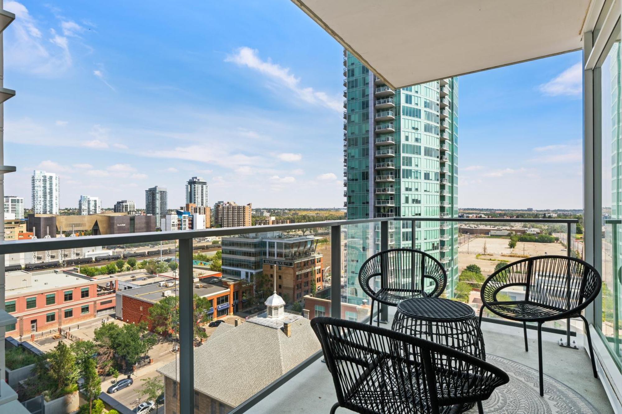 Modern Downtown 5 Min Walk Stampede Apartment *
