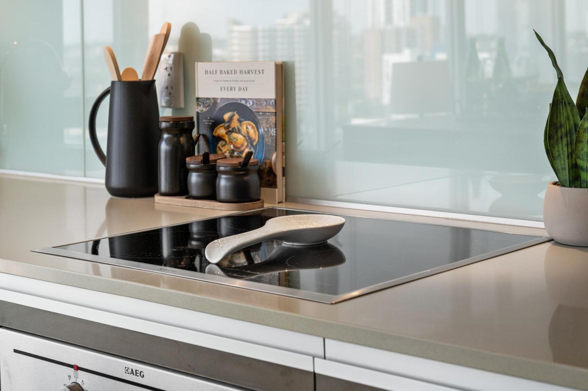 Modern Downtown 5 Min Walk Stampede Apartment Calgary