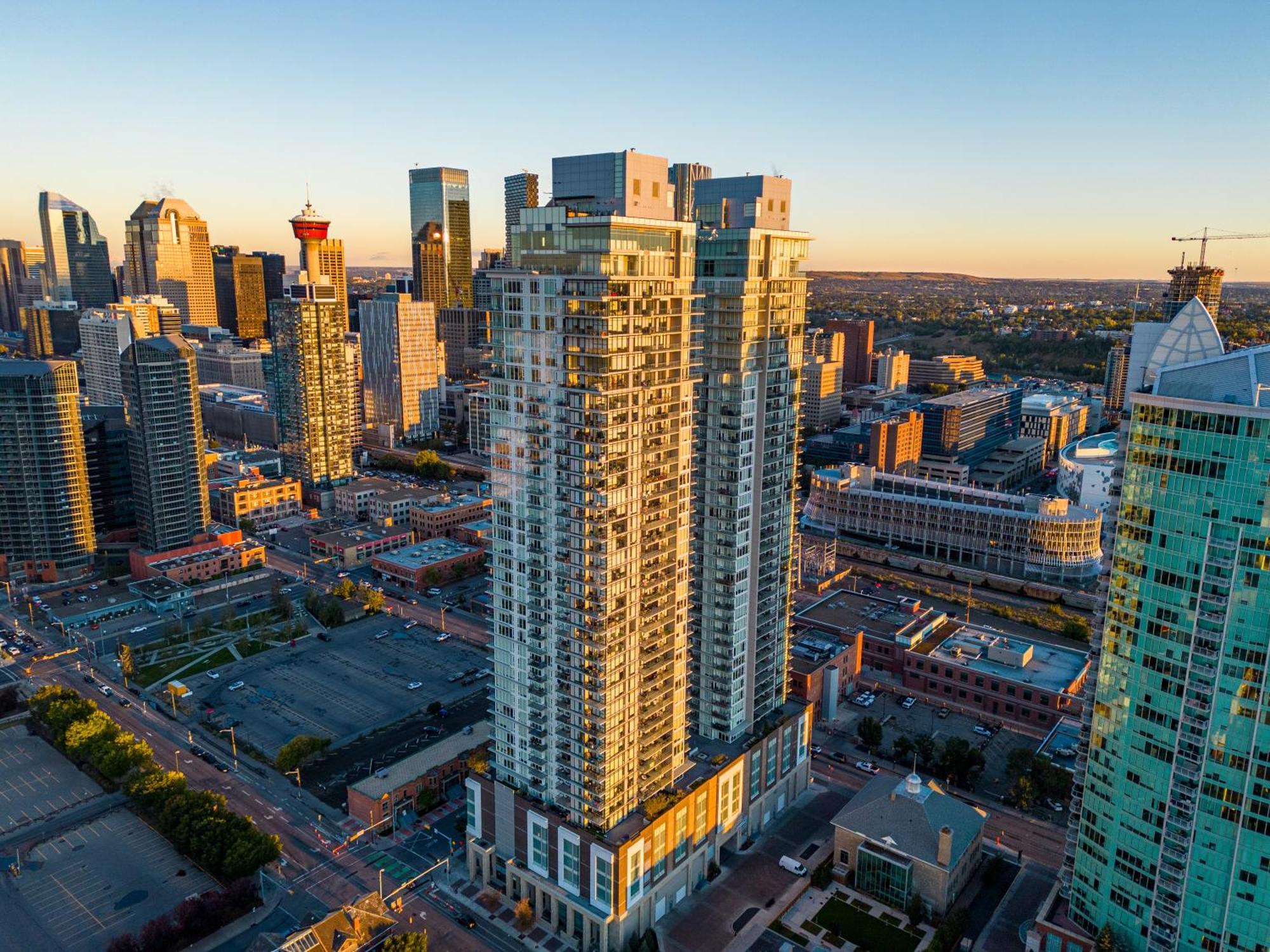 Modern Downtown 5 Min Walk Stampede